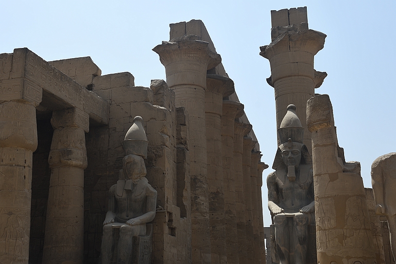 66 MAK_6215.jpg - ...la coppia di statue di Ramses II all'inizio del colonnato del Faraone Amenofi III.